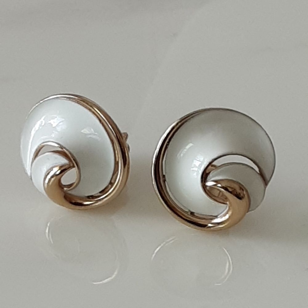 VTG CROWN TRIFARI WHITE ENAMEL GOLD TONE SWIRL CLIP ON EARRINGS